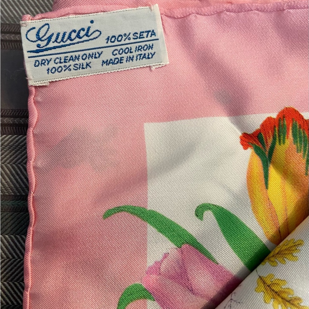 Authentic Gucci Vintage Iconic Flora Silk Square Scarf - Picture 5 of 14